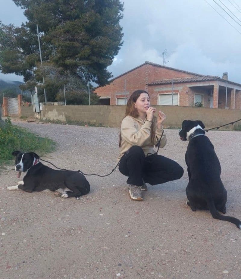 Marina trabajando en campo